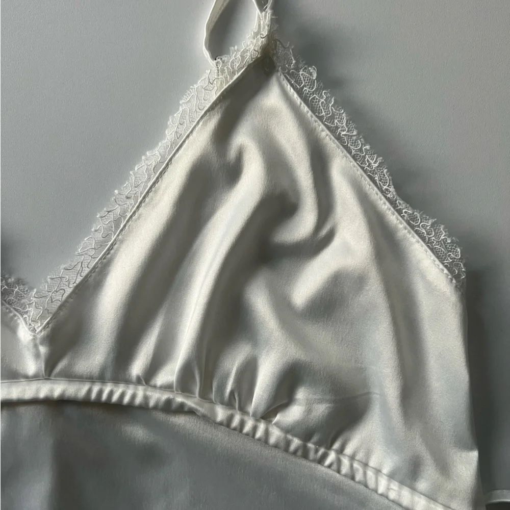 Zara Top: NEW - ZARA White Satin Top NP: 49.- – Nuovo (secondo la descrizione) da Horgen venduto da lme_8kj7 4