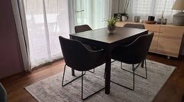 Ausziehbarer Tisch (dunkelbraun) mit 4 Stühlen (dunkelgrau)