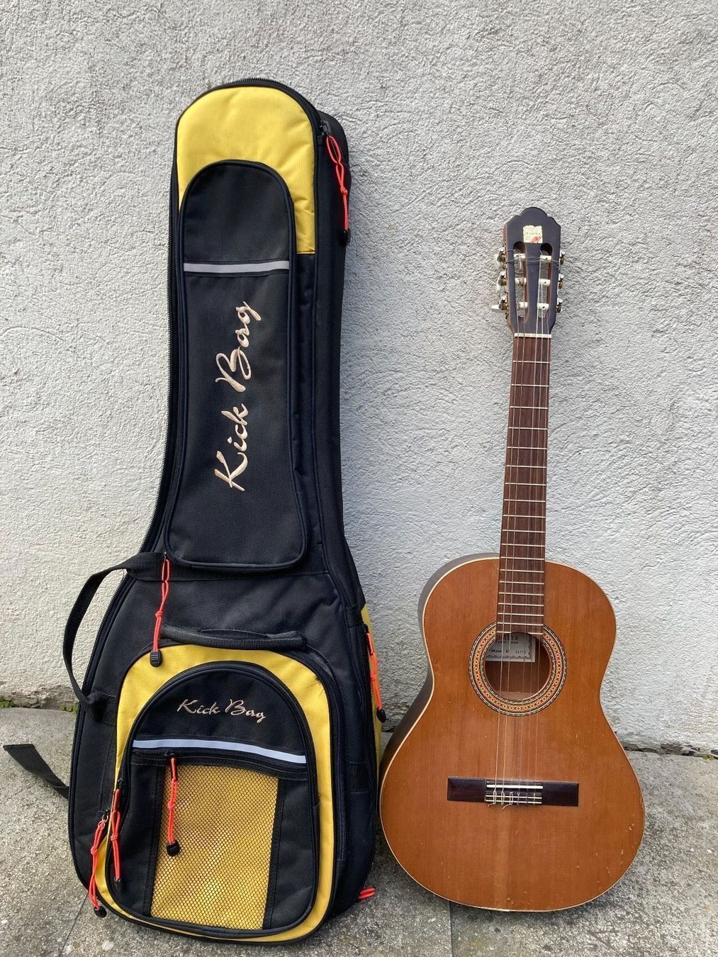 Strumenti musicali: Gitarre mit Tragsack – Usato da Langnau am Albis venduto da oltschi