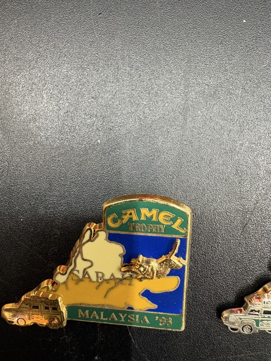 Camel Plaquettes & Badges: PIN/Badge Camel Trophy 1993 – Neuf avec emballage d'origine à Pratteln par Dollshop 1