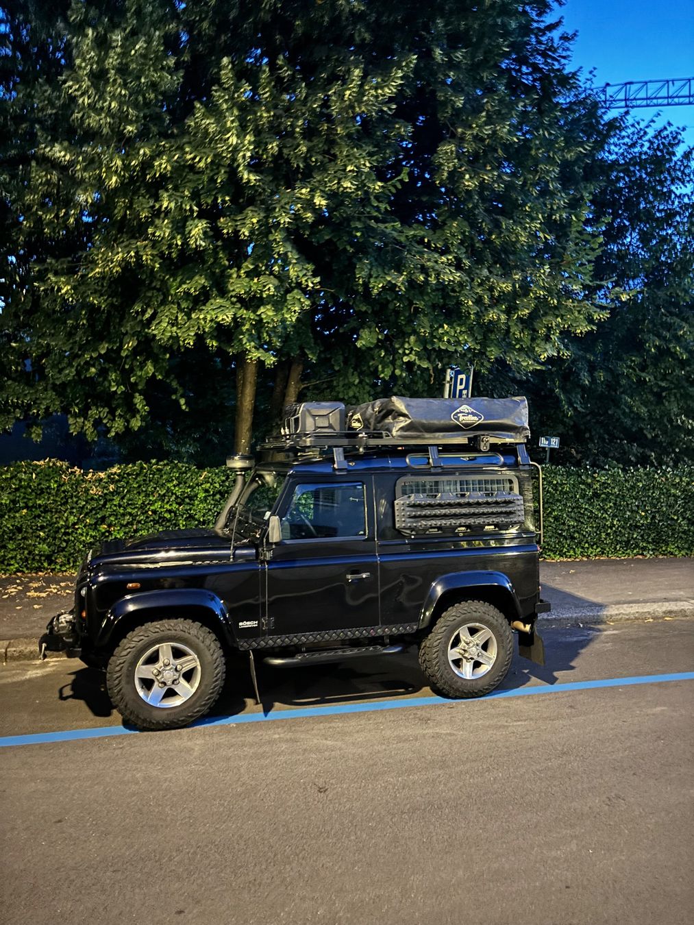 Front Runner Barres de toit: Frontrunner Dachträger Defender 90 mit Lichtleiste – D'occasion à Zürich par car_8bmc 2