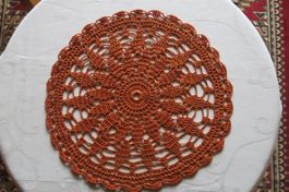 Rundes Häkeldeckchen ca 31cm / rehbraun