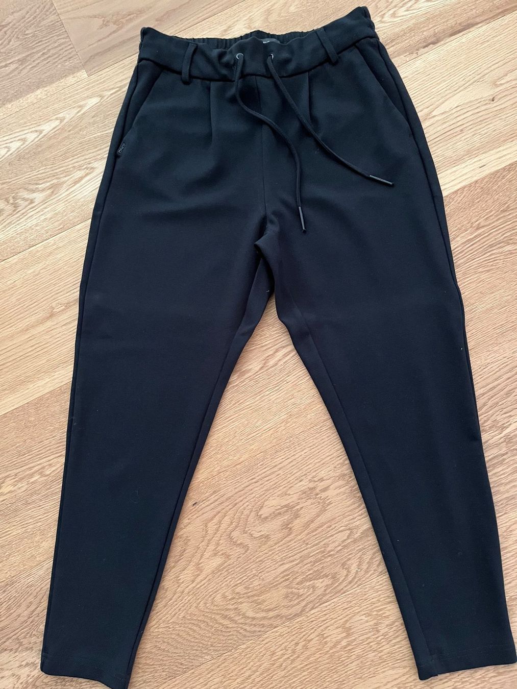 Only Pantaloni: schwarze Stretch - Stoffhose von Only – Usato da Cham venduto da Moebelloswerder