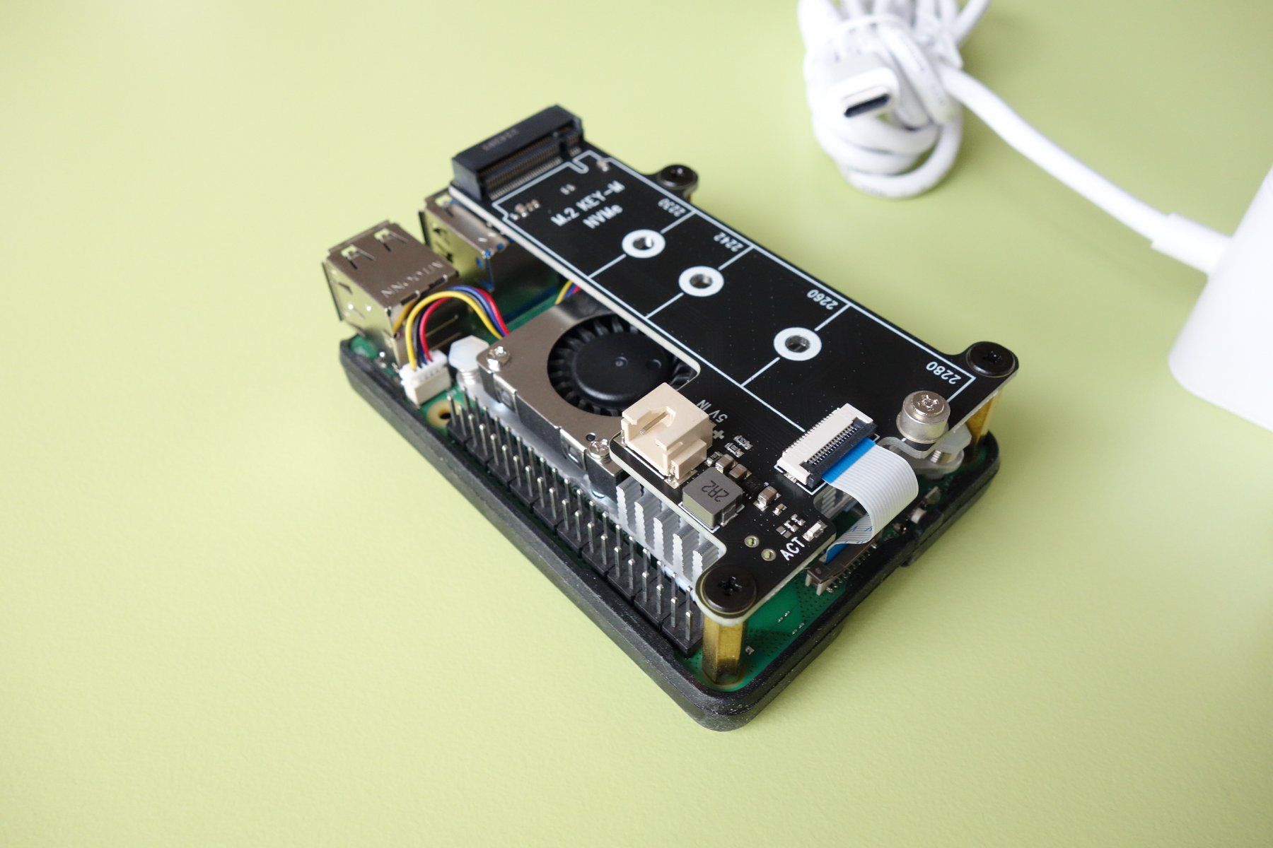 Raspberry Pi PC: Raspberry Pi 5 8GB mit NVMe SSD Adapter, Bumper, Netzteil – Nuovo (secondo la descrizione) da St. Gallen venduto da 8201 1