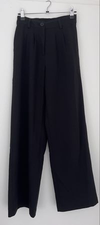 Schwarze Stoffhose mit weitem Bein, Grösse 32