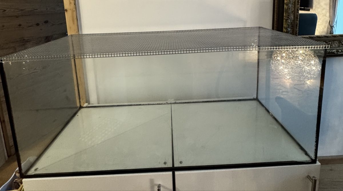 Cages, transport & sécurité: Glasterri mit Lochblechgitter 120 cm – D'occasion à Bever par Nivotrade