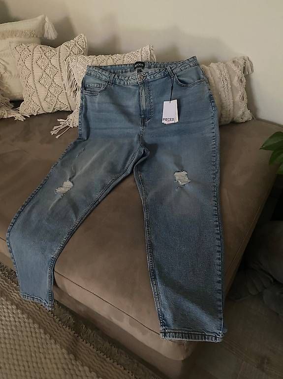 Jeans: Vendesi jeans donna nuovi – Usato da Novazzano venduto da sol_vk8x