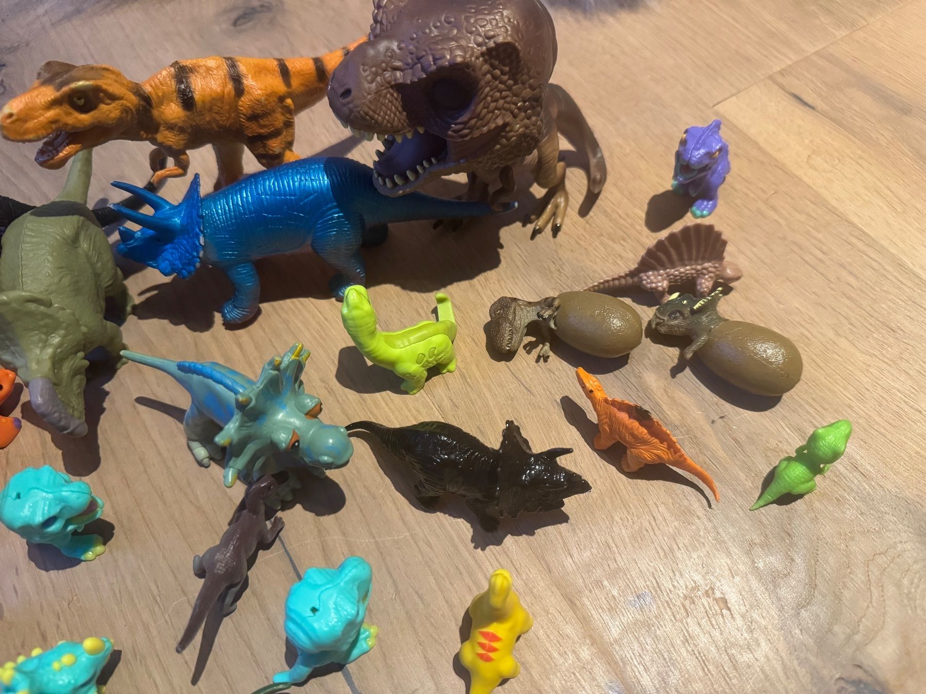 Spielzeuge: 22 kleine Dinos - Zustand io. – Gebraucht aus Flawil von hallyi 1