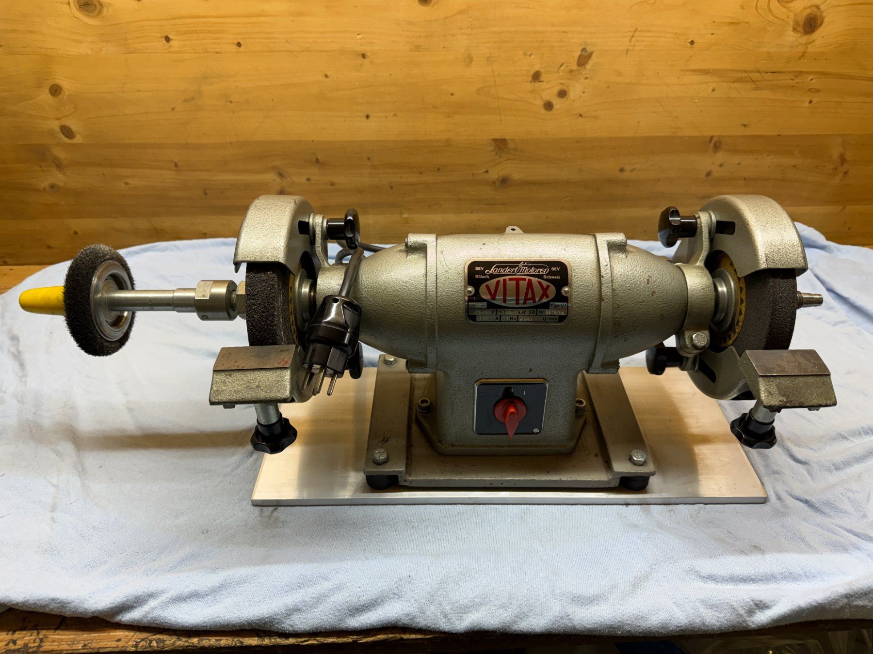 Vitax Schleifen & Polieren: VITAX V1 Doppel-Schleifmaschine, 380V – Gebraucht aus Oetwil a.d. Limmat von Seewurf