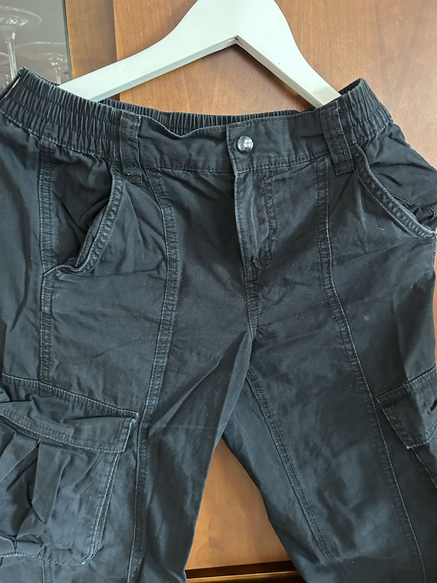 H&M Pantaloni: Schwarze Cargo Hose von H&M 32/34 – Usato da Muttenz venduto da ali_6yvf 1