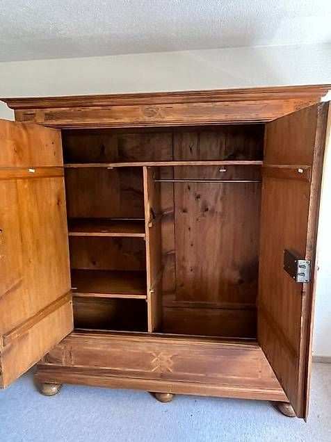 Armoires: Antiker Kleiderschrank – D'occasion à Zufikon par 635csi 2