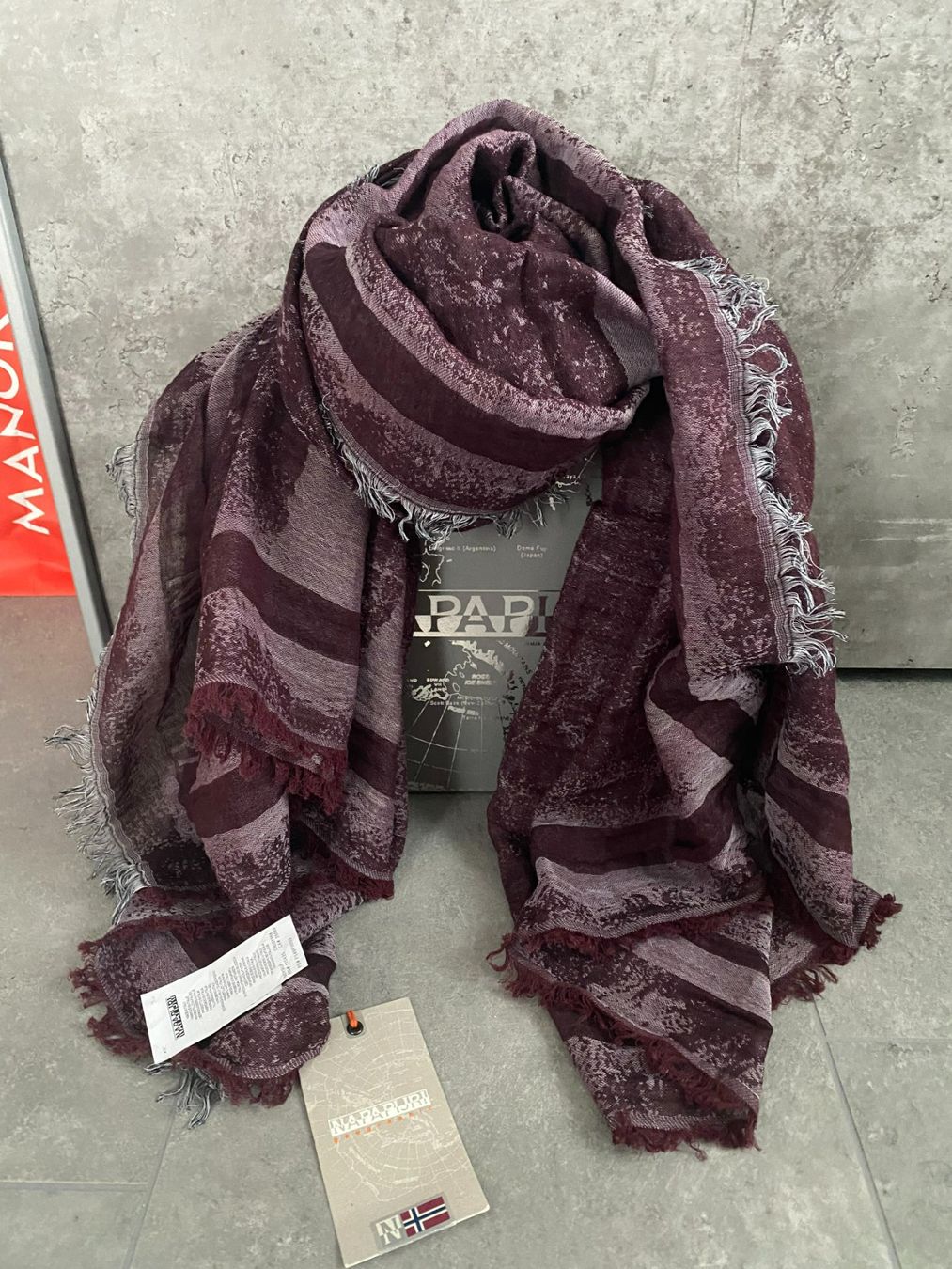 Napapijri Schals: Napapijri Schal,hell-/dunkelbordeaux,Originalverpackt – Neu und originalverpackt aus Sarmenstorf von Nathi013 2