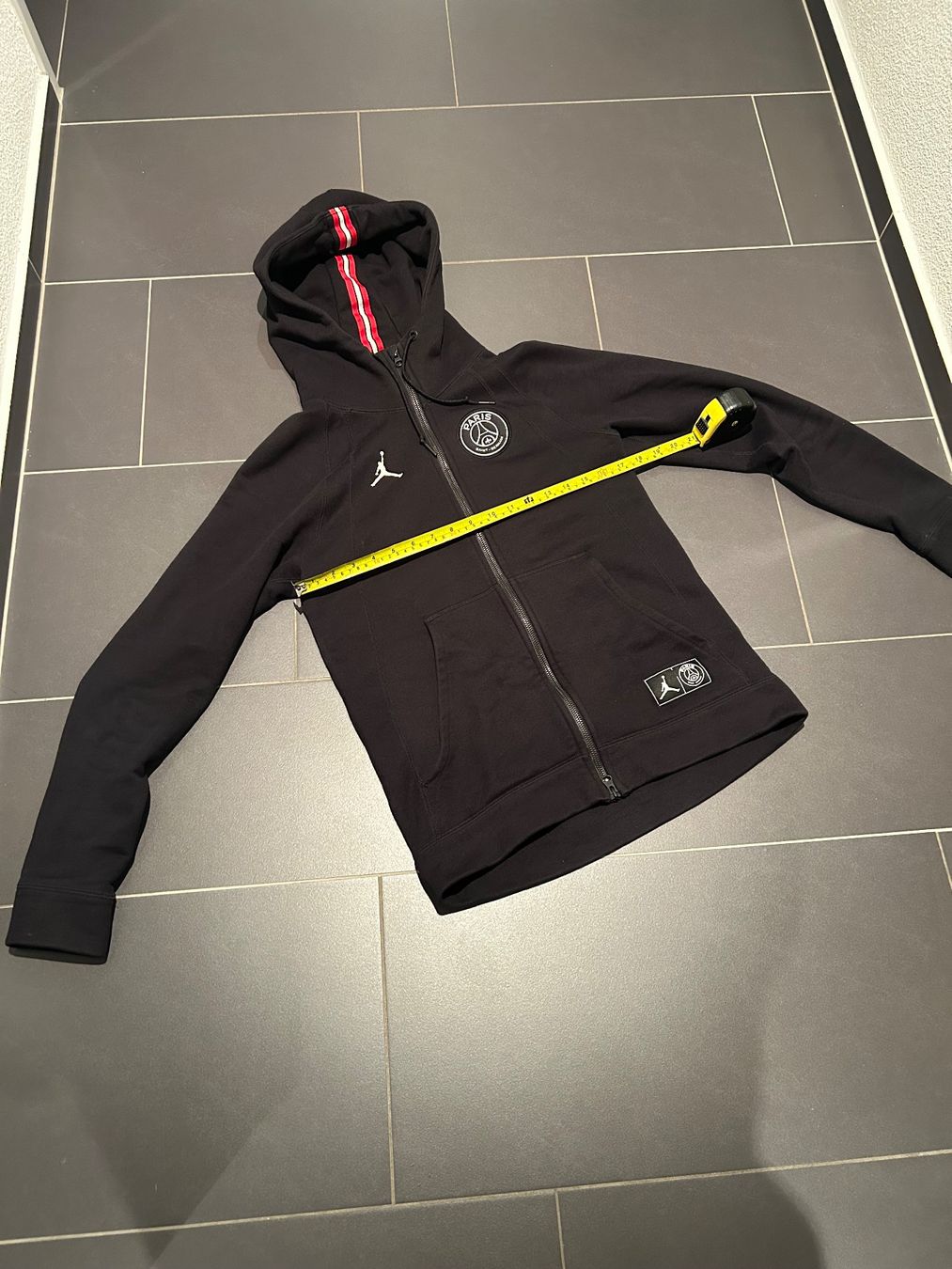 Jordan Maglioni & Felpe: PSG Hoodie – Nuovo (secondo la descrizione) da Schlieren venduto da Leavio