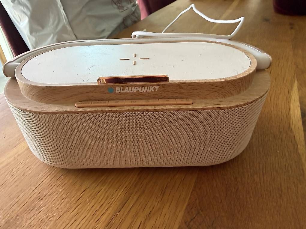 Blaupunkt Radios: Radio -réveil avec chargeur natel – D'occasion à Botyre (Ayent) par Claude-EvelyneS