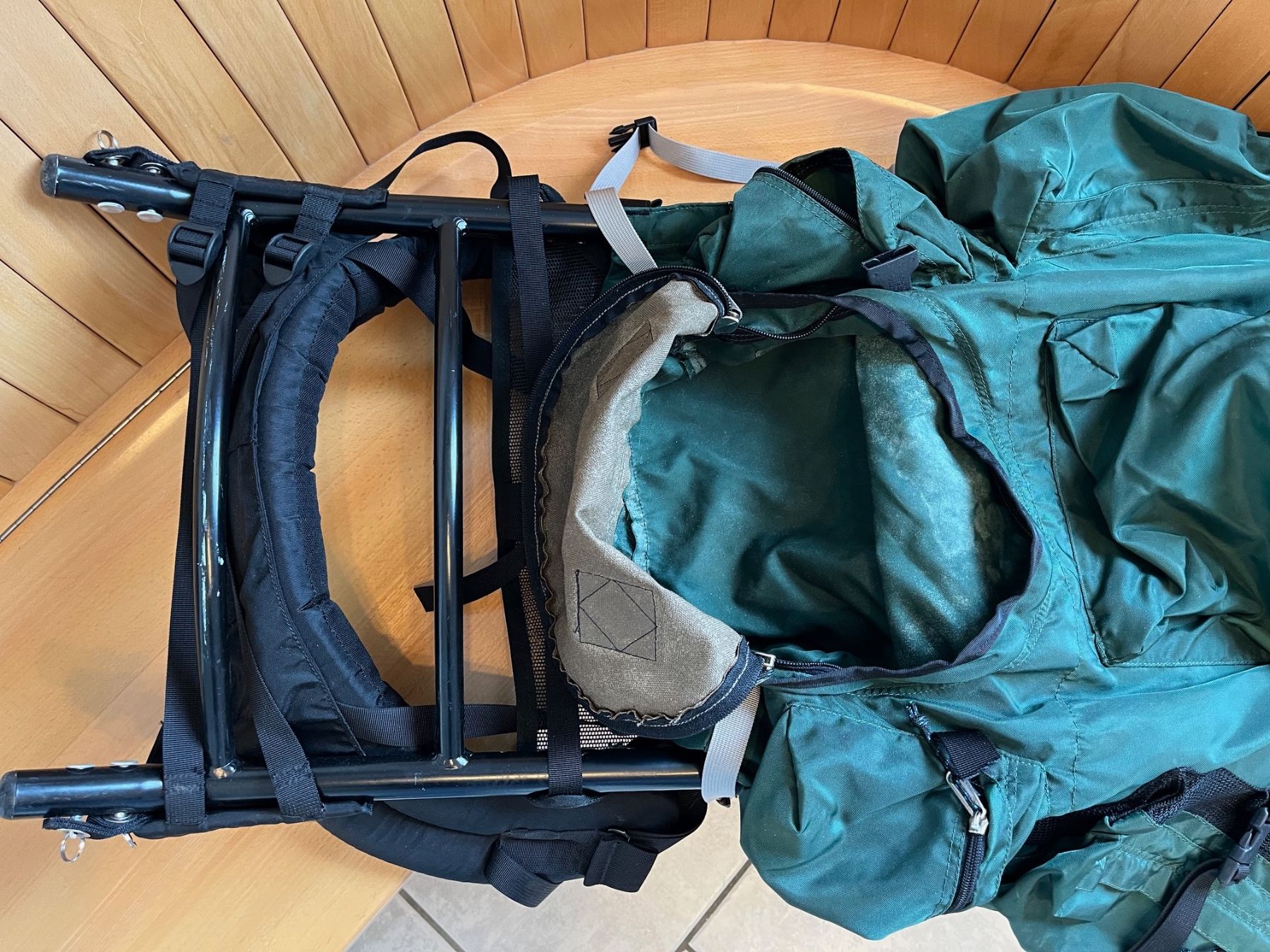 Zaini: Rucksack Kelty Model Trekker Grün – Usato da St. Pelagiberg venduto da 1MagicMoment 9
