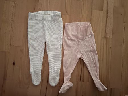 2 Baby Leggings mit Fuss weiss und rosa Grösse 68