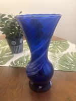 Vase blau Glas weiss Muster guter Zustand