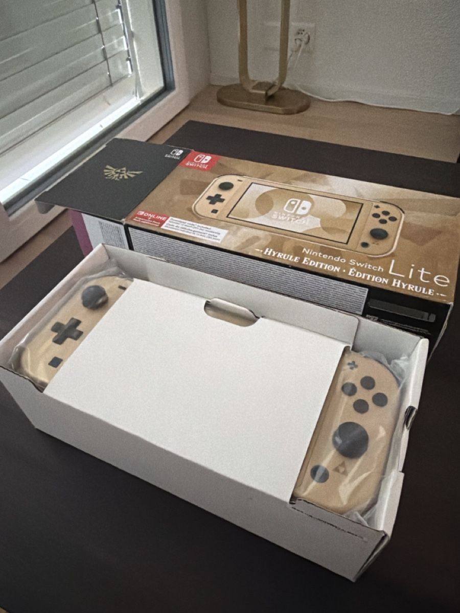Nintendo Console: Nintendo Switch Lite Hyrule Edition gold new – Nuovo (secondo la descrizione) da Zug venduto da fre_w72x 3