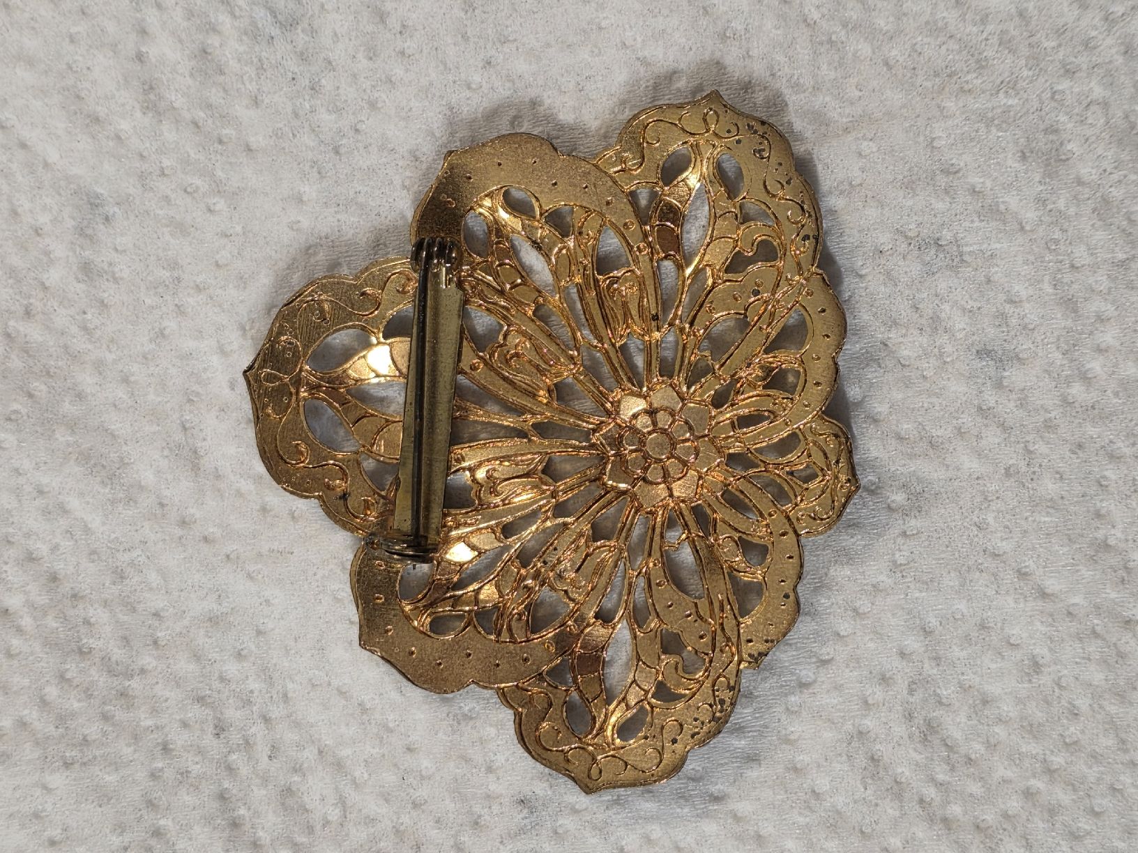 Broschen & Nadeln: Brosche blumenförmig goldfarben mit Emaille Dekor – Gebraucht aus Dorf von Echo_Elements 1