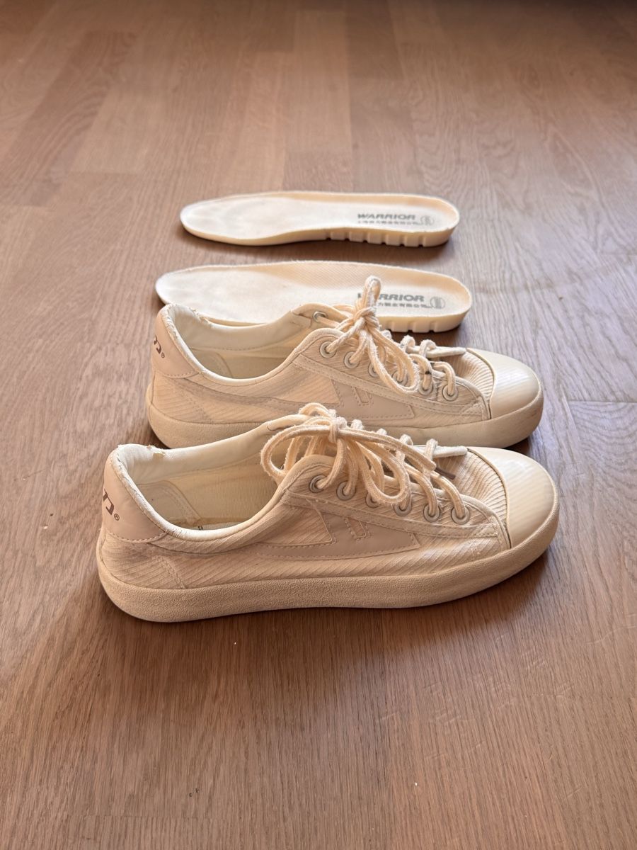 Scarpe da donna: Warrior Sneakers Cream Size 39 Used – Usato da Zürich venduto da tan_7szg 4