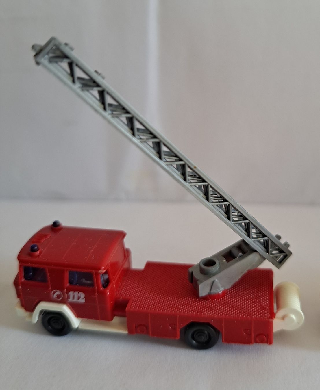 Modellini di ferrovie: 2x Feuerwehr Leiterwagen Spur N – Usato da Liestal venduto da Scrapmaus 1