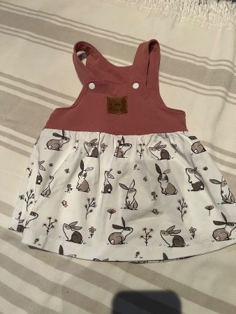 Kleid mit Hasenmuster rosa weiss, neuwertig 6 Mte.