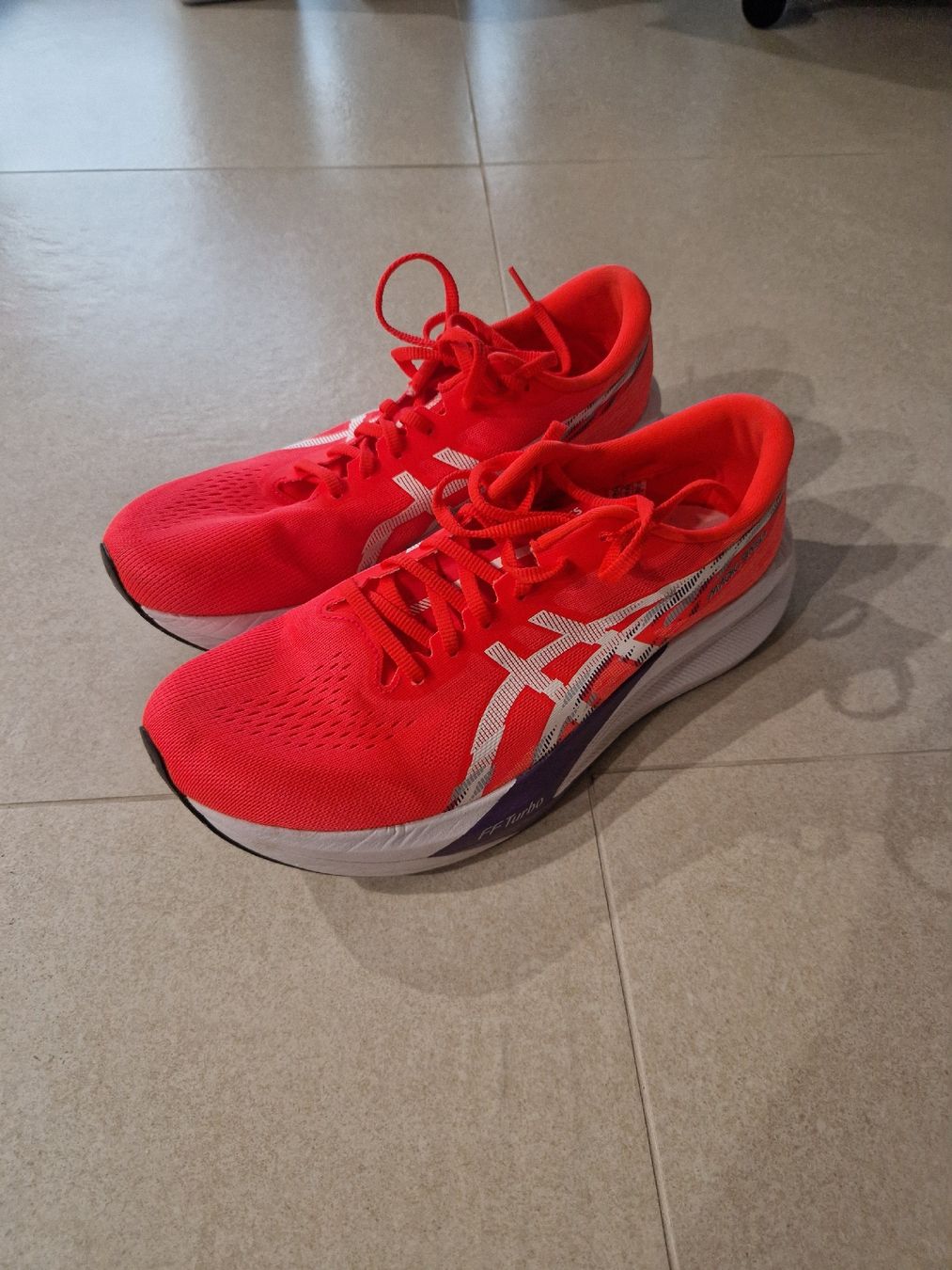 Asics Chaussures hommes: Asics - Magic Speed 4 - Carbone - Taille 45  – D'occasion à Nyon par pie_xj8y