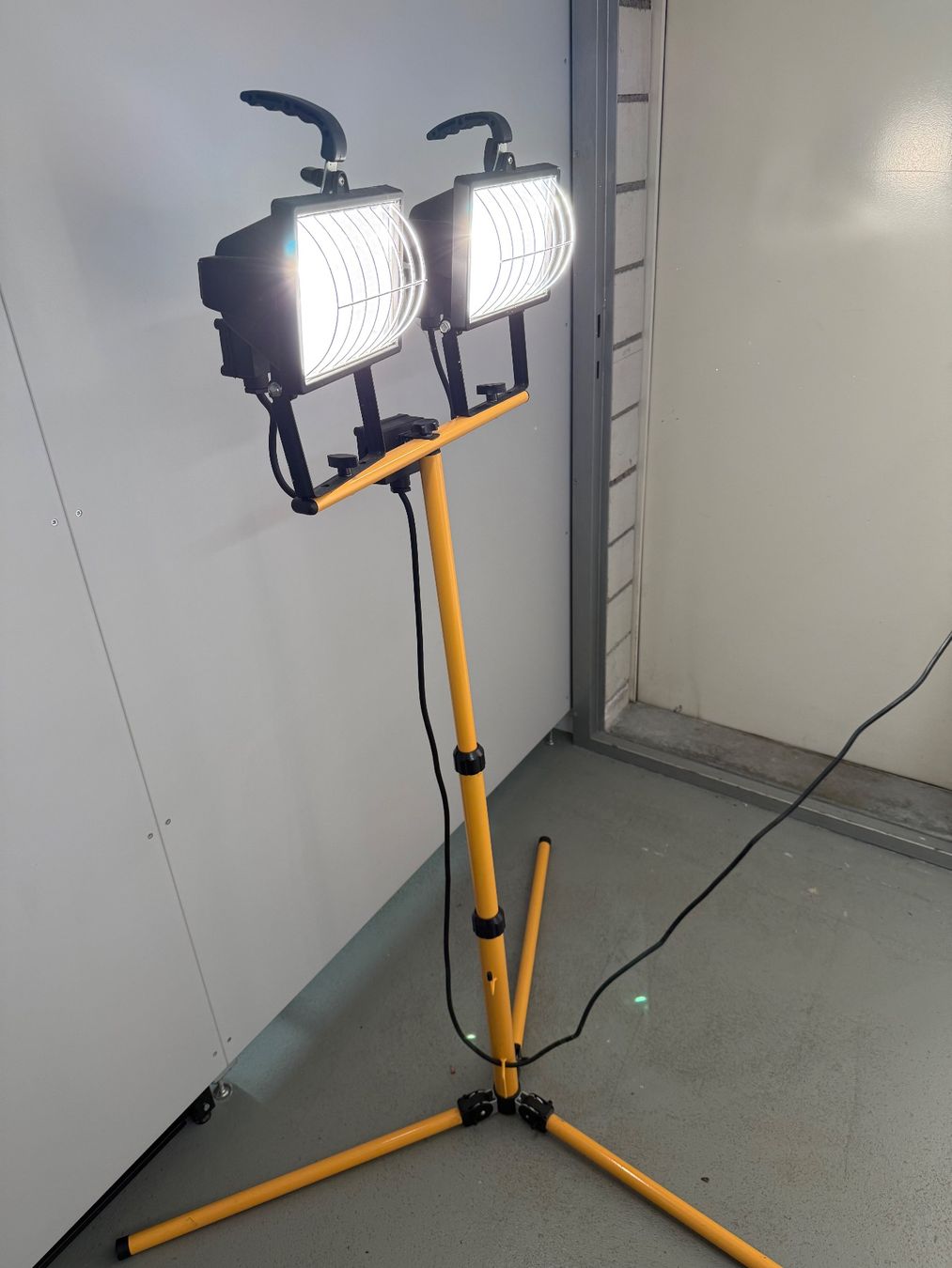 Lampade: Scheinwerfer 2x 500W mit Stativ – Usato da Oberriet SG venduto da Ironkandel 1