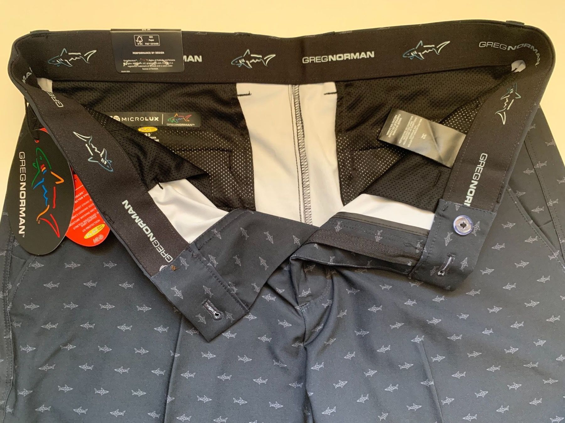 Pantaloni: Greg Norman Golf Shorts Herren 32 – Nuovo e nell'imballaggio originale da Thalwil venduto da cartm 1