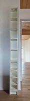 Schmales Regal mit 12 Tablaren weiss