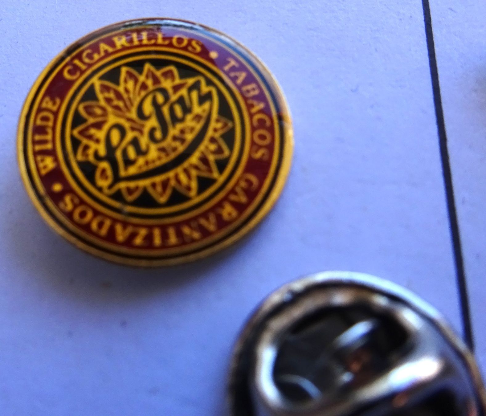 Placchette & Badge: Pin LA PAZ  Cigarilos  Tabacos – Usato da Utzenstorf venduto da BUtter81