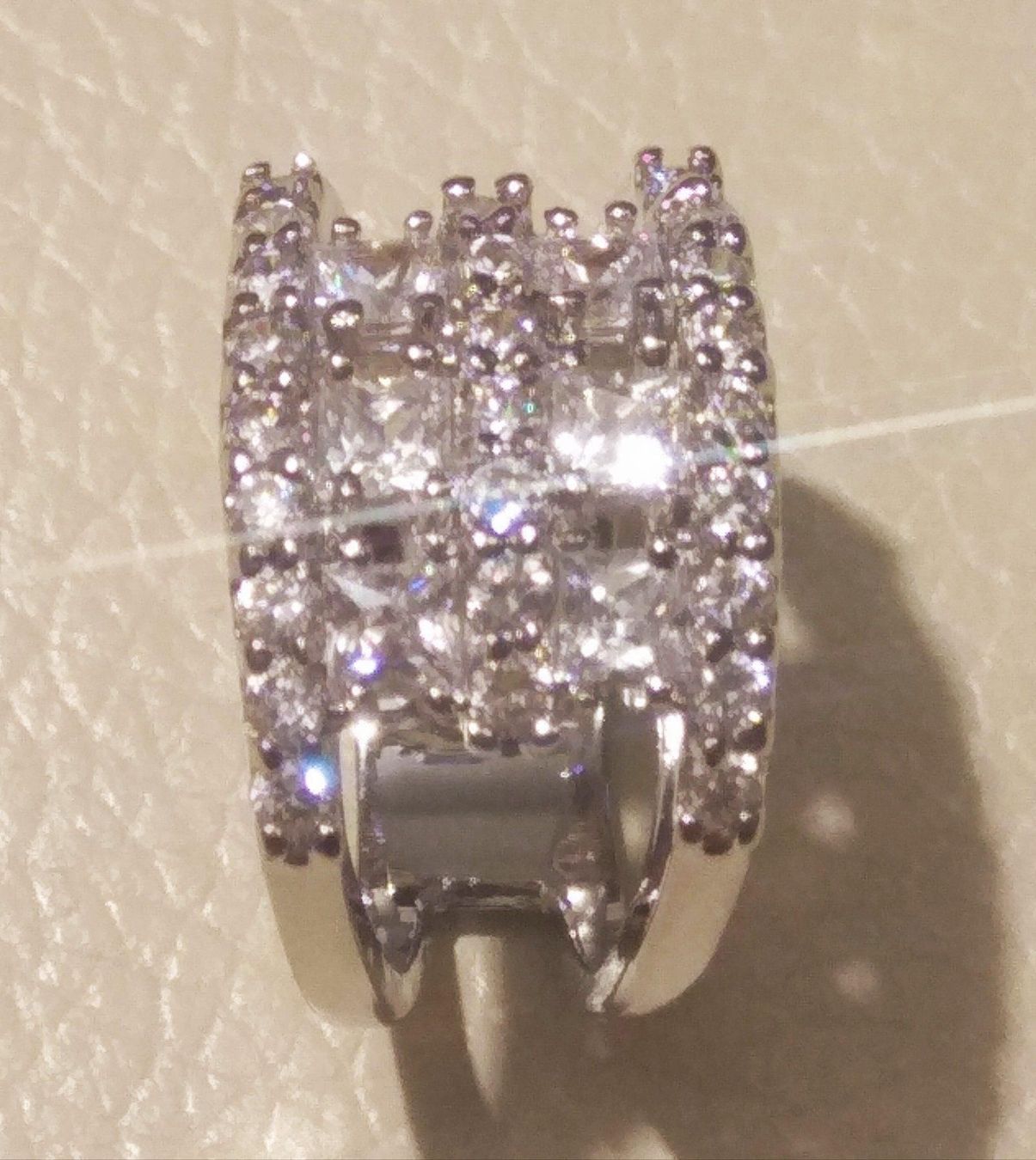Anelli: Traumring mit Strass Steinen Gr. 52 – Nuovo e nell'imballaggio originale da Münchenbuchsee venduto da Daniel0133
