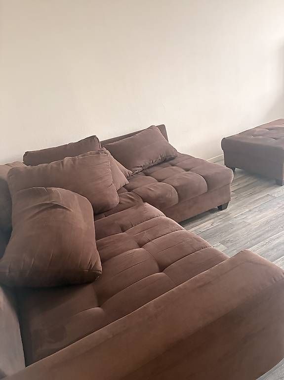Sofas: Sofa mit Kissen und Hocker  – Gebraucht aus Schaffhausen von ann_q9gv