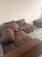 Sofa mit Kissen und Hocker 