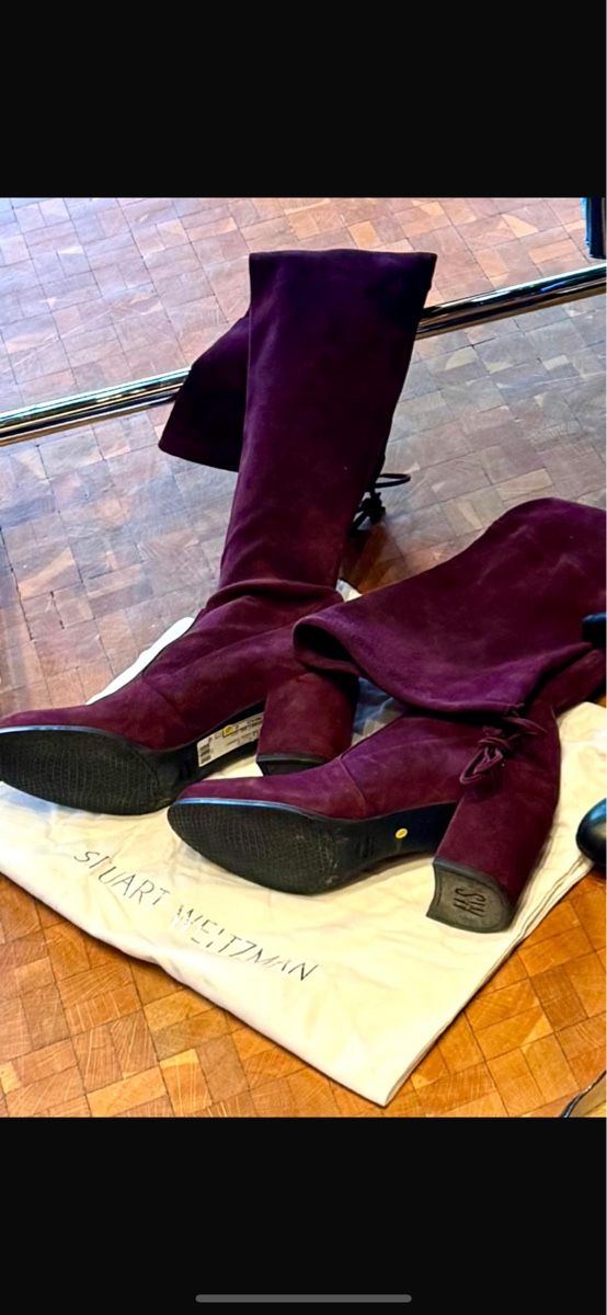 Stuart Weitzman Chaussures femmes: Stuart Weitzman Overknees, bordeaux Wildleder Gr. 40.5 – Neuf (Voir description) à Oberrieden par evelinuschka