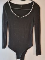 Schwarzer Body mit Perlen