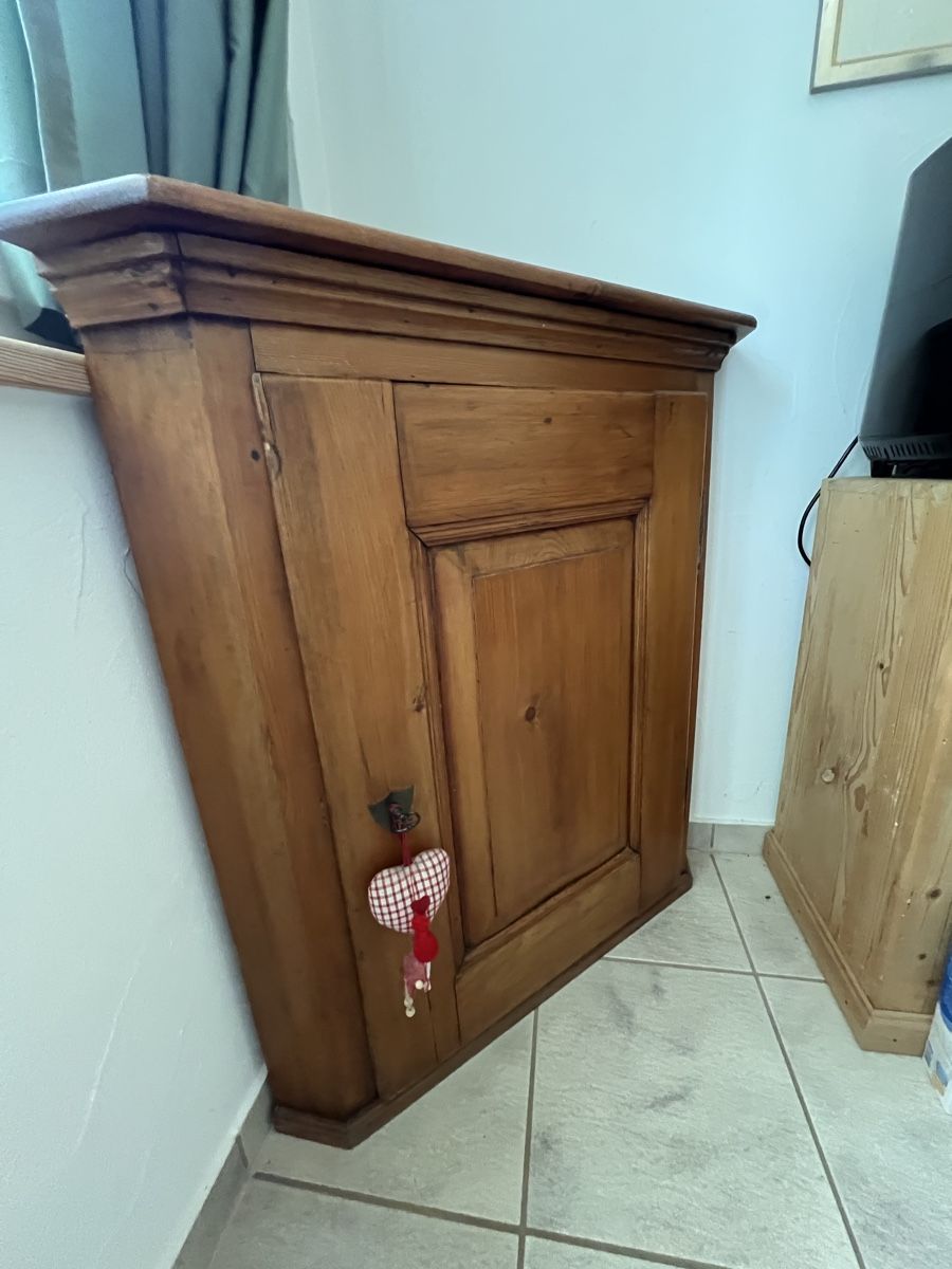 Armadi: Schöner Eck-Halbschrank aus Holz – Usato da Weisslingen venduto da Bubulin 1