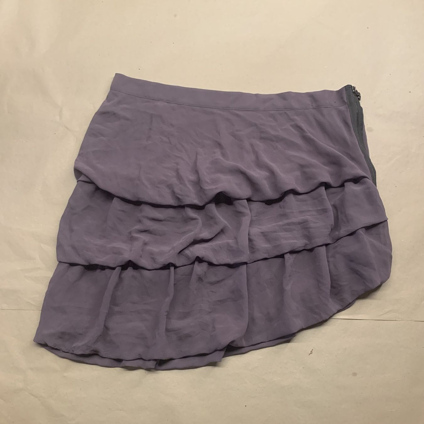 Gonne: Lila Minirock mit gestuften Volants – Usato da Chalais venduto da Decoarts.art 2
