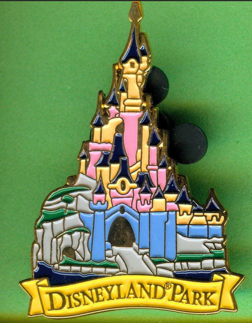 Disney Placchette & Badge: Disney   DISNEYLAND PARK Paris – Usato da Winterthur venduto da Sammleroase