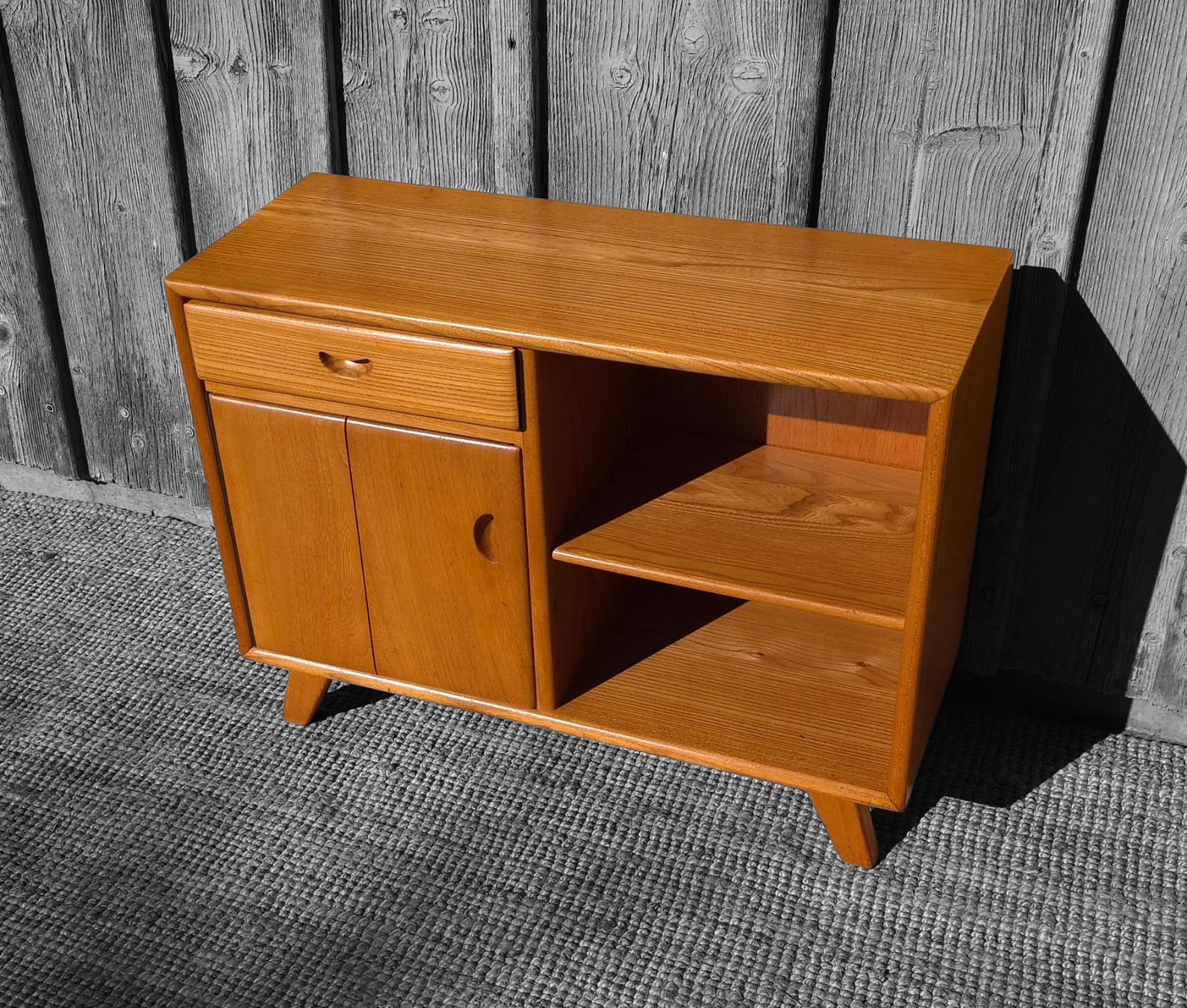 Kommoden: Mid-Century  Original Kommode Sproll style Vollmassiv Ulme – Gebraucht aus Haslen AI von Vintagelix