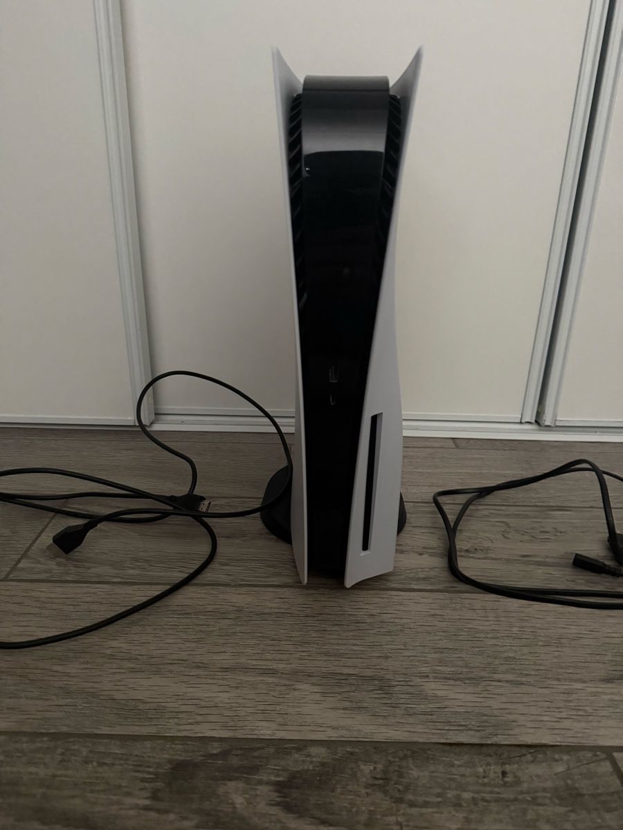 Sony Konsolen: Console PlayStation 5 avec accessoires et jeux – Gebraucht aus Tramelan von karakol8125