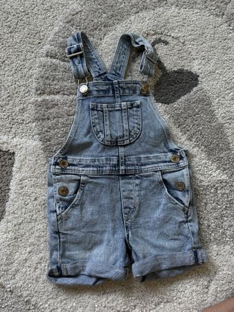 Sommerlich! Jeans-Shorts-Latzhose, Grösse 92