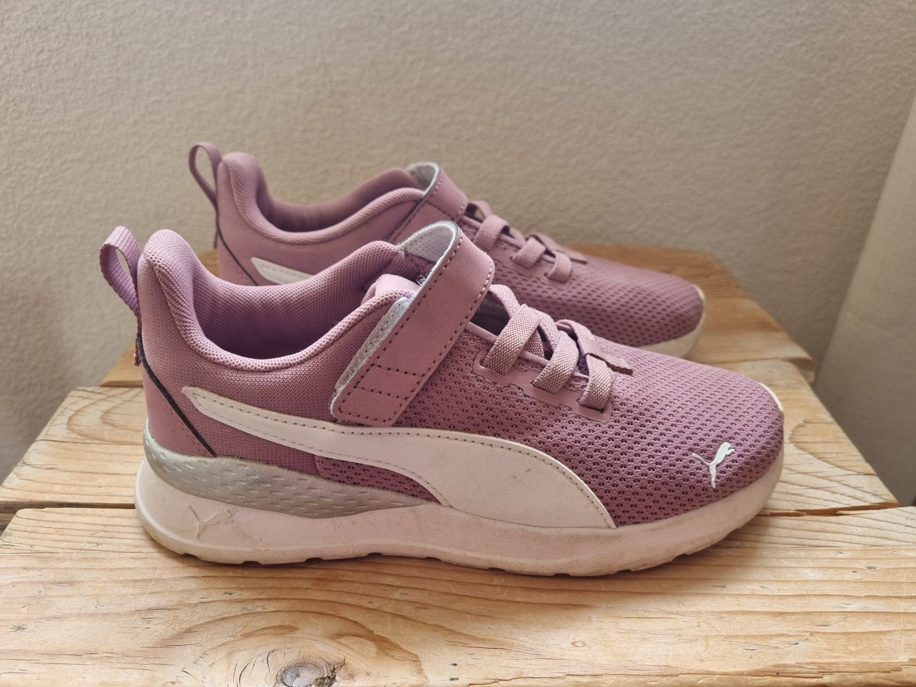 Puma Schuhe für Mädchen: Wenig getragene Puma Sneaker, Gr.33 – Gebraucht aus Jonen von Balzli01