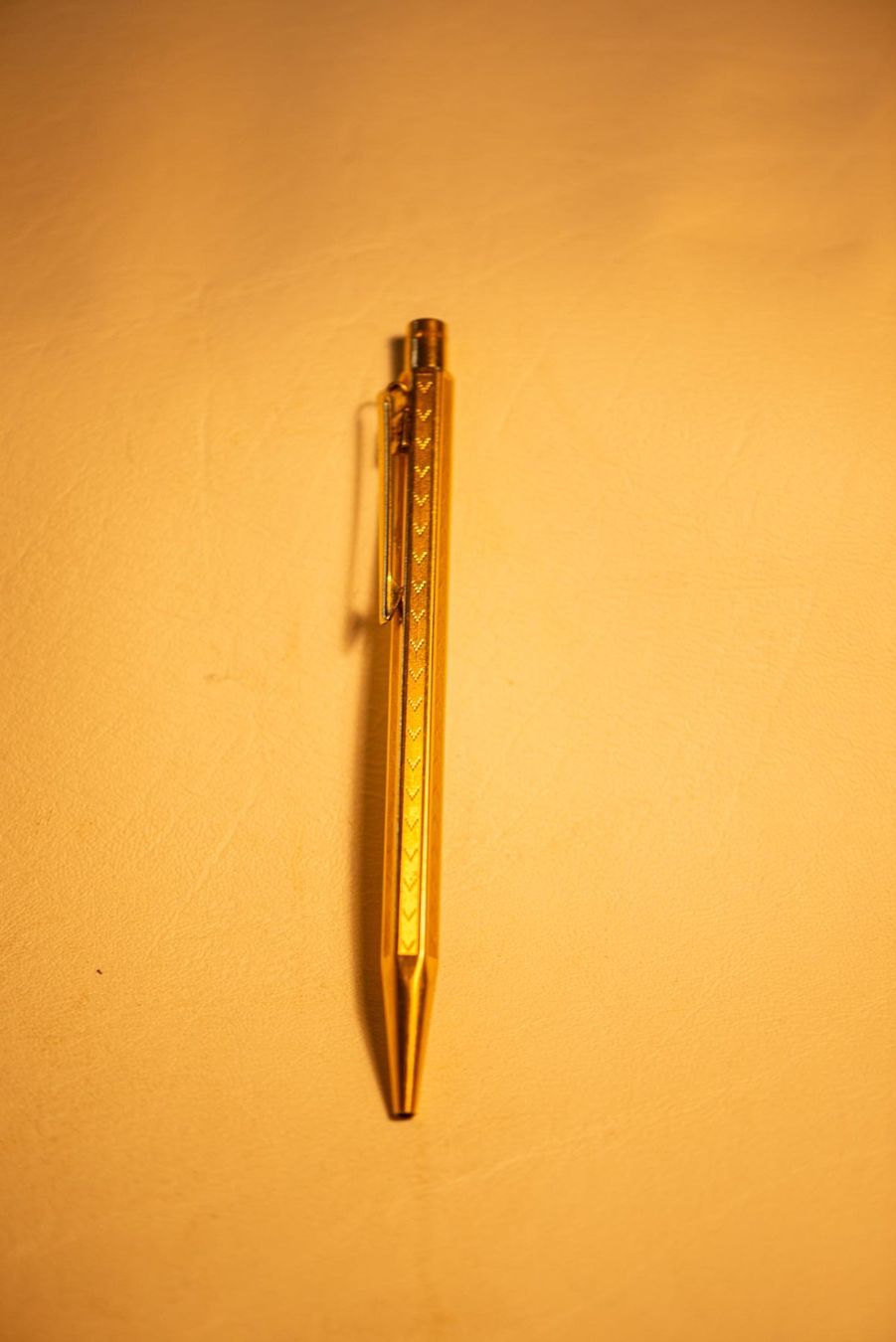 Caran D'Ache Stylos & Marker: Stift Caran d'Ache Chevron Ecridor - vergoldet – D'occasion à Lonay par  1