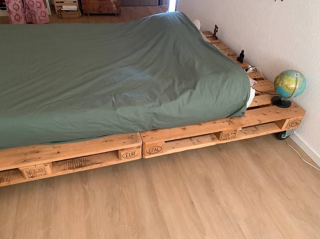 Lits: Bett mit Paletten – D'occasion à Ostermundigen par air_7sp7 1