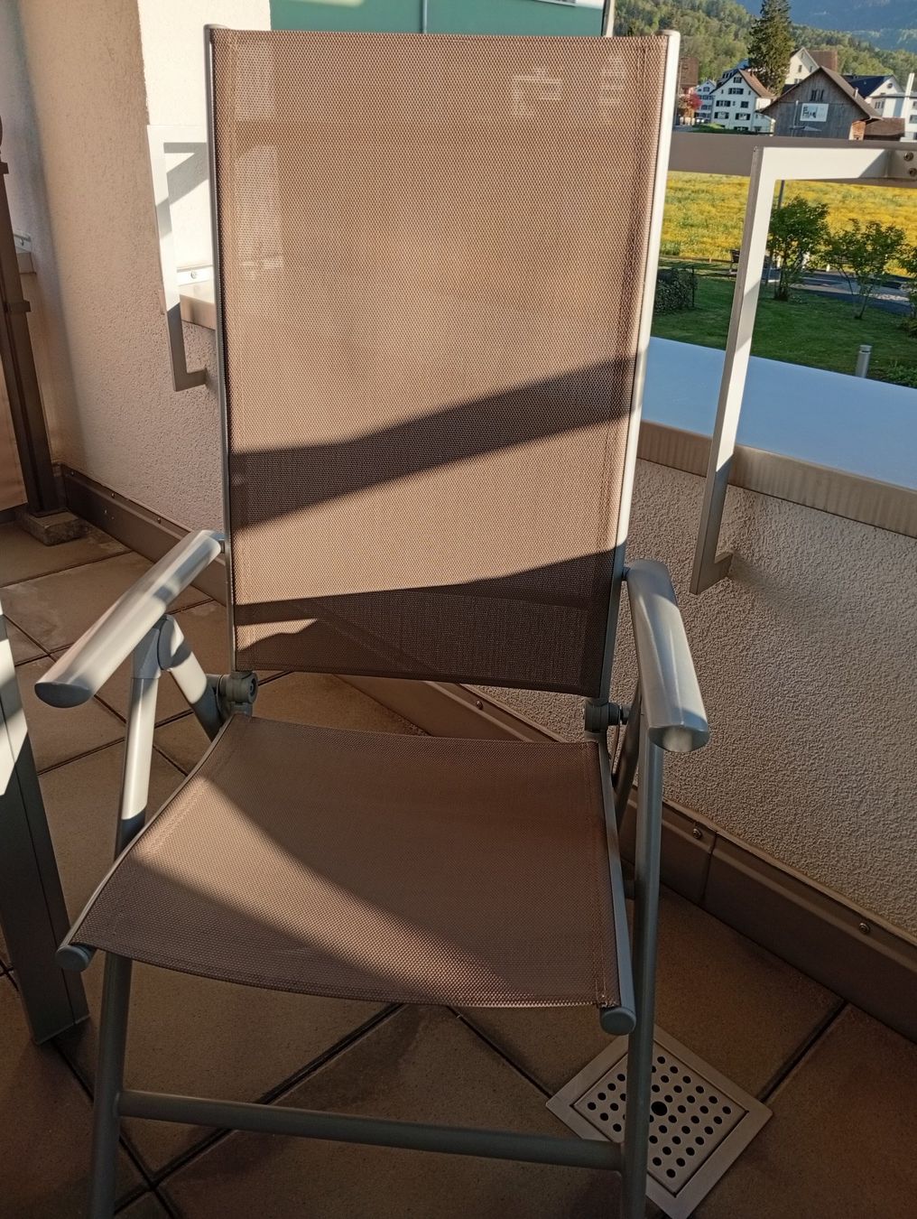 Tables: Glastisch für Balkon oder Garten – D'occasion à Benken SG par Akire59 3