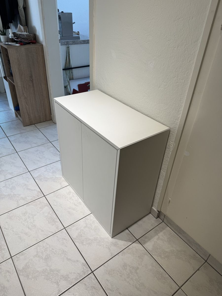 Cassettiere: IKEA EKET Regal mit Türen – Usato da Rotkreuz venduto da luk_xrb2