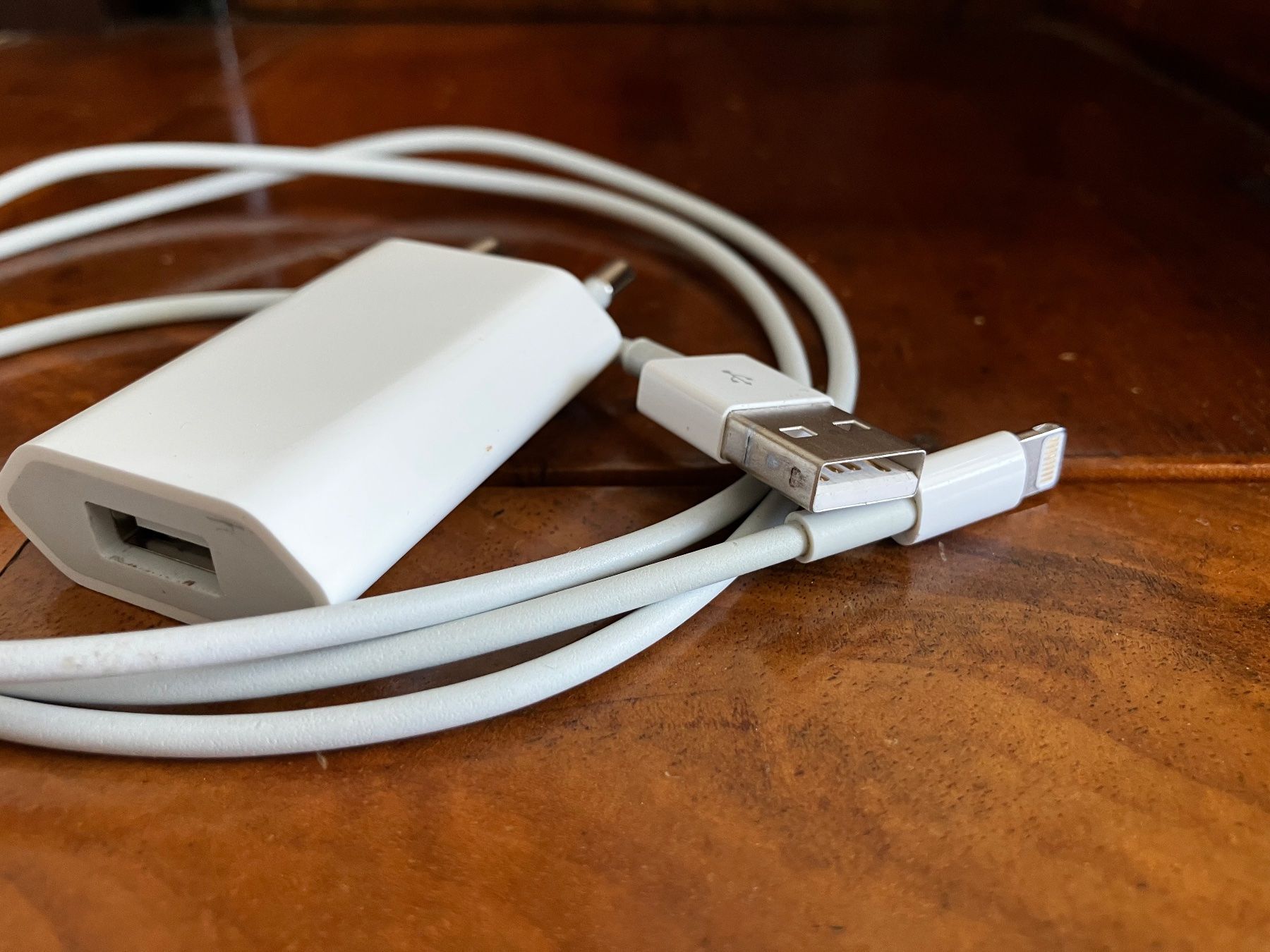 Apple Caricabatterie: Original Apple 5W Ladegerät & Ladekabel USB-A auf Lightning – Usato da Uitikon Waldegg venduto da bac_6xcs