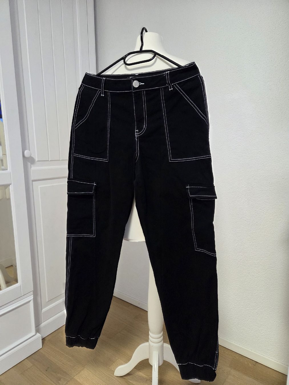 Pantaloni: Schwarze Cargohose Gr. S – Usato da Bülach venduto da Recherchieren 1