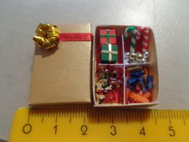 Weihnachtsschachtel mit Inhalt (festgeklebt) für das Puppenh